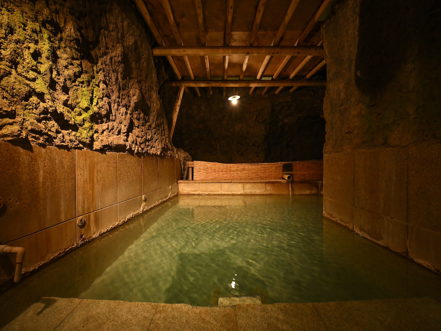 屋外岩風呂 岩戸の湯 洞窟風呂